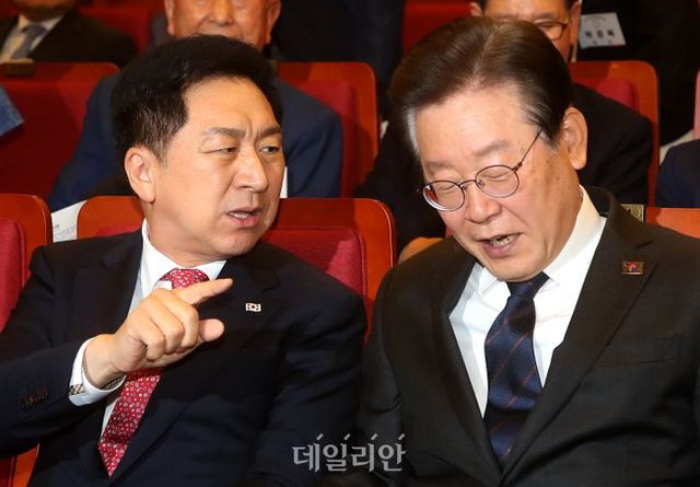 김기현 국민의힘 대표와 이재명 더불어민주당 대표가 지난달 22일 국회 도서관에서 열린 민주화추진협의회 결성 39주년 기념식에 참석해 대화를 하고 있다. ⓒ데일리안 박항구 기자