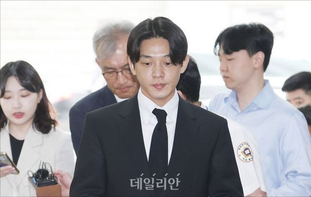 마약류 투약 혐의를 받고 있는 배우 유아인이 지난달 24일 서울 서초구 서울중앙지법에서 열린 구속 전 피의자 심문(영장실질심사)에 출석하고 있다. ⓒ데일리안 홍금표 기자