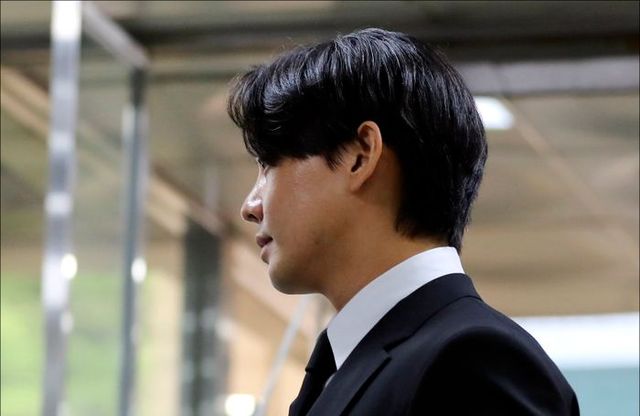 마약류 투약 혐의를 받고 있는 배우 유아인이 지난달 24일 서울 서초구 서울중앙지법에서 열린 구속 전 피의자 심문(영장실질심사)에 출석하고 있다. ⓒ데일리안 홍금표 기자