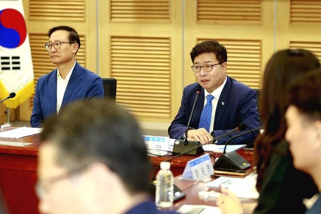 염태영(오른쪽) 경기도 경제부지사가 8일 국회의원회관 제1세미나실에서 열린 ‘데이터 분권 국회토론회’에 참석 인사말을 하고 있다.ⓒ