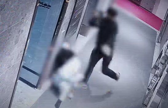 사건 당시 CCTV에 담긴 폭행 모습.ⓒSBS 