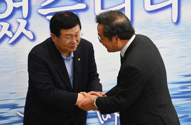 이낙연 더불어민주당 전 대표가 1년 간의 미국 생활을 마치고 지난달 24일 인천국제공항 제2여객터미널을 통해 귀국, 최측근인 5선 중진 설훈 의원과 인사 나누고 있다. 이날 공항에는 설 의원을 비롯해 이개호·김철민·박영순·윤영찬·이병훈 의원이 현장에 나왔다. ⓒ뉴시스