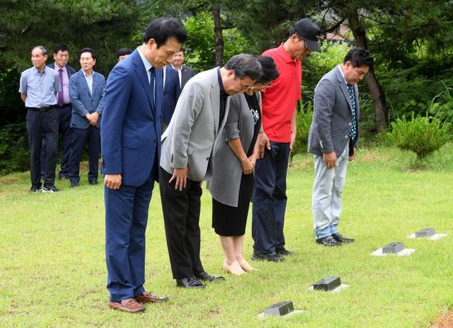 이낙연 전 더불어민주당 대표가 1일 오전 전남 영광군 법성면 선친 묘소를 찾아 배우자 김숙희 여사, 친지들과 함께 성묘하고 있다. ⓒ뉴시스