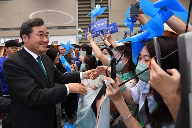 이낙연 더불어민주당 전 대표가 1년간의 미국 유학을 마치고 지난 6월 24일 인천국제공항 제2여객터미널을 통해 귀국, 지지자들과 인사를 나누고 있다. (공동취재사진) ⓒ뉴시스