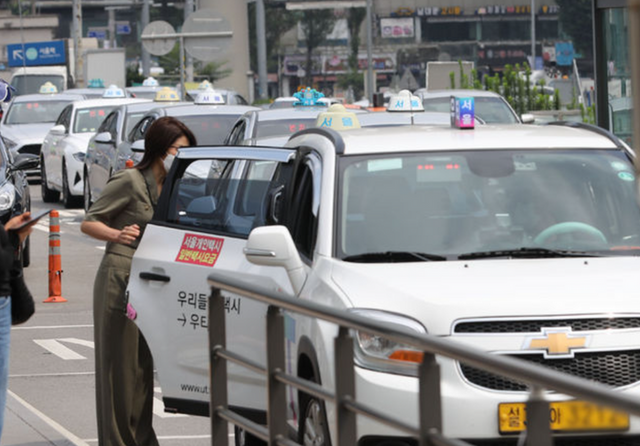 서울 중구 서울역 앞에서 한 시민이 택시에 탑승하고 있다. 기사내용과는 아무런 관련 없음. ⓒ뉴시스