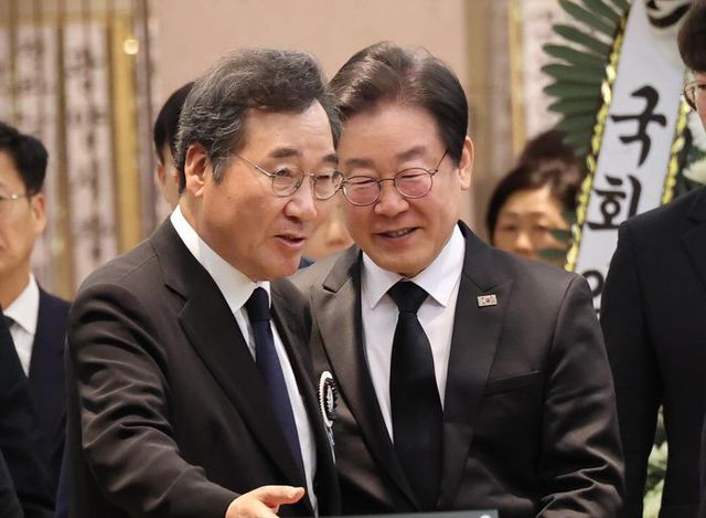 이낙연 더불어민주당 전 대표가 지난 4월 서울 강남구 삼성서울병원 장례식장에 마련된 장인의 빈소에서 조문을 마친 이재명 더불어민주당 대표를 배웅하고 있다. (공동취재사진) ⓒ뉴시스