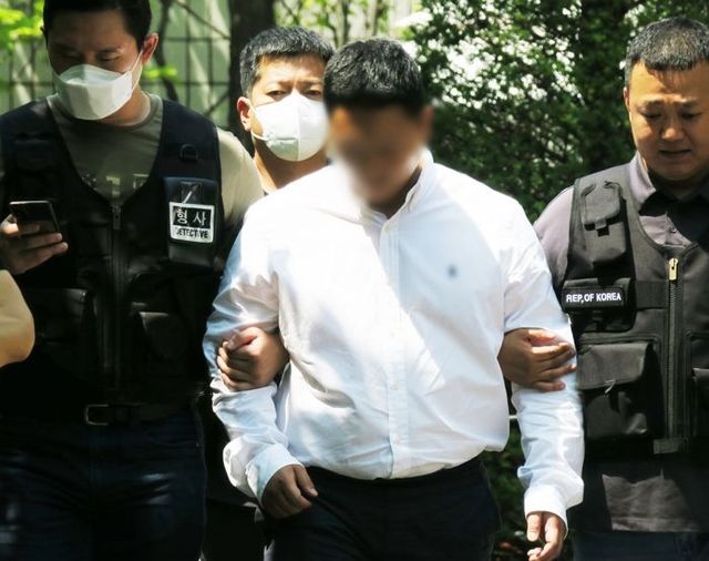 인천의 한 아파트 상가주차장에서 차량을 빼달라고 요구한 30대 여성을 폭행한 혐의를 받는 30대 전직 보디빌더가 10일 오후 구속 전 피의자 심문을 받기 위해 미추홀구 인천지법 영장실질심사장으로 걸어들어 가고 있다.ⓒ뉴시스