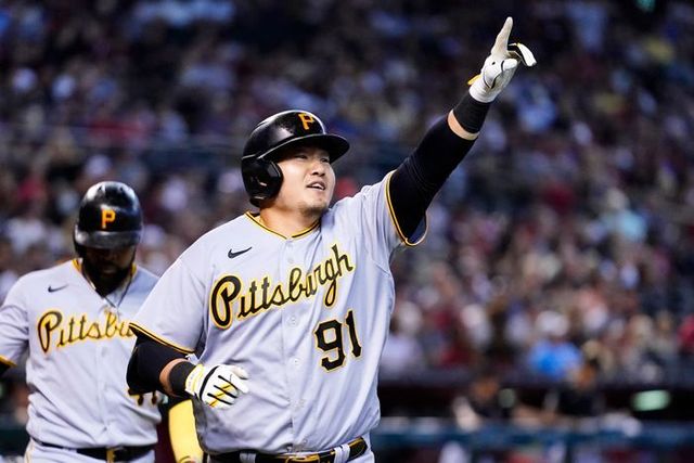 2회 투런 홈런포를 기록한 최지만이 세리머니를 펼치고 있다. ⓒ AP=뉴시스