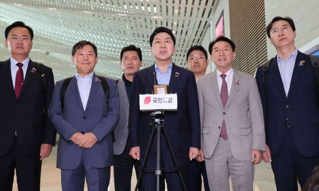 김기현 국민의힘 대표가 10일 인천국제공항에서 미국으로 출국하기 전 취재진 질의에 답하고 있다. ⓒ연합뉴스
