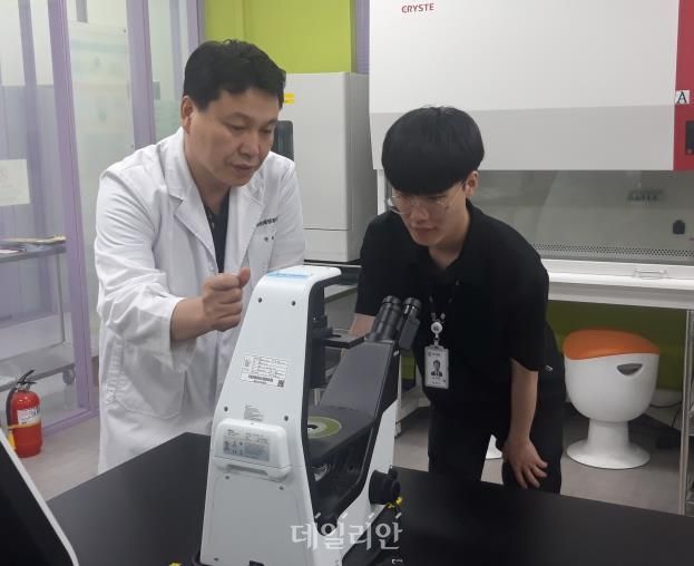 하철규 한국폴리텍대학 바이오캠퍼스 교수(왼쪽)와 신지헌 논산시 농업기술센터 주무관이 대학의 클린벤치(clean bench·무균시험대)와 고정밀 현미경을 사용해 배양실험을 하고 있다.ⓒ폴리텍대학