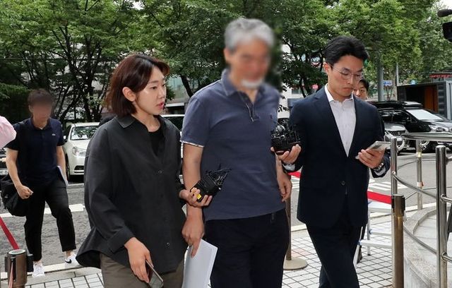 동일산업 등 5개종목 하한가 사태 핵심 피의자인 강기혁 바른투자연구소 운영자 등 3명이 12일 오전 서울 양천구 서울남부지방법원에서 구속 전 피의자 심문에 출석하고 있다.ⓒ뉴시스