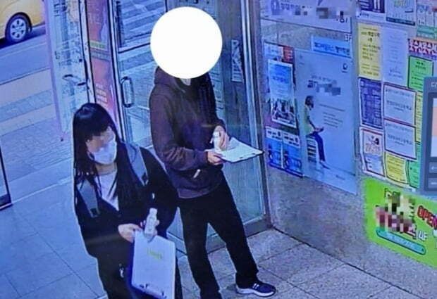 지난 4월 3일 서울 강남 대치동 일대 학원가에서 학생들에게 마약음료를 건넨 일당 중 일부가 폐쇄회로(CC)TV에 찍힌 모습. ⓒ강남경찰서 / 연합뉴스