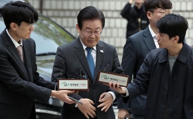 이재명 더불어민주당 대표가 지난 4월 14일 오전 서울 서초구 서울중앙지방법원에서 열린 공직선거법 위반 혐의 공판에 출석하고 있다. ⓒ연합뉴스