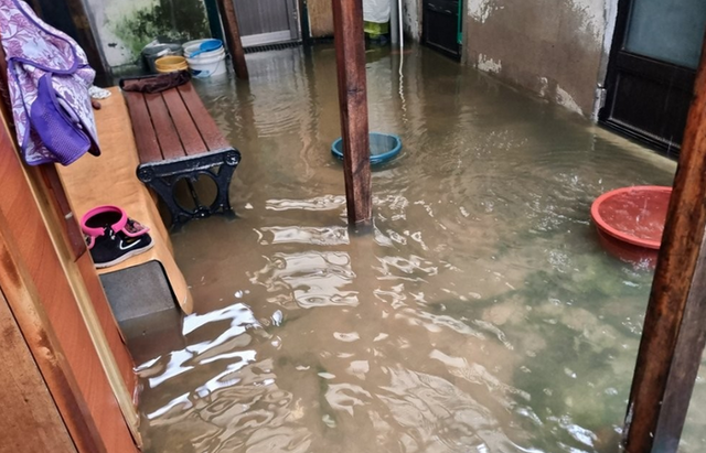 전북 도내 14개 시·군에 호우 특보가 내려진 14일 오전, 거센 비로 군산시 조촌동의 한 주택이 침수돼있다. ⓒ연합뉴스