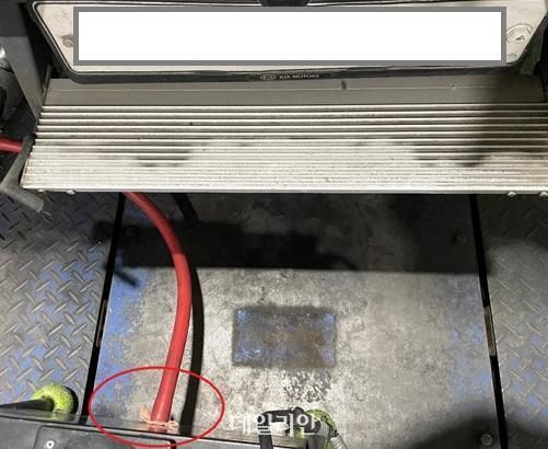 젖은 헝겊으로 매연측정기 입구를 막은 모습. ⓒ환경부