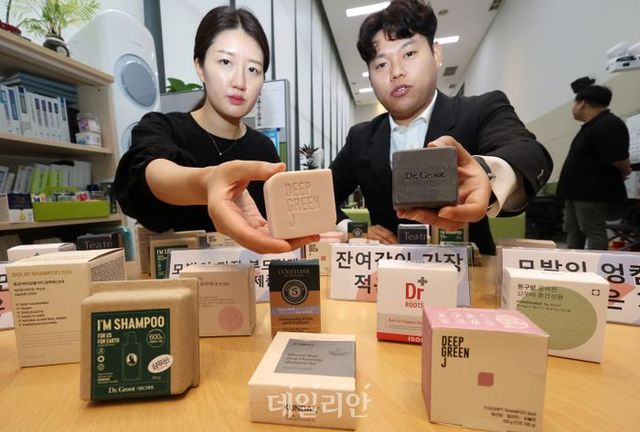 한국소비자원 관계자가 18일 오전 세종시 정부세종청사에서 액상 샴푸 대신 고체 비누 형태의 