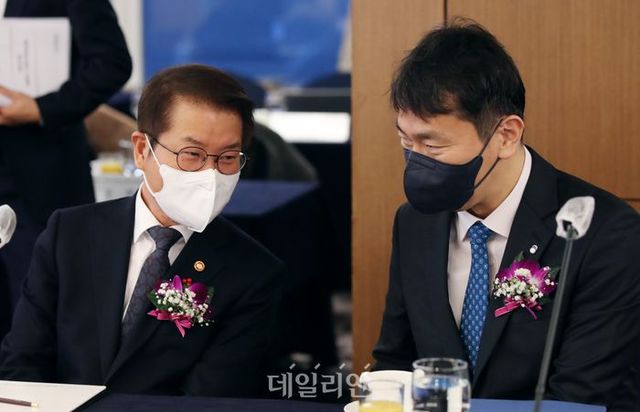 이정식 고용노동부 장관과 이복현 금융감독원장이 지난해 12월 21일 서울 중구 롯데호텔에서 열린 사전지정운용제도(디폴트옵션) 현장 안착을 위한 간담회에서 대화하고 있다.ⓒ뉴시스