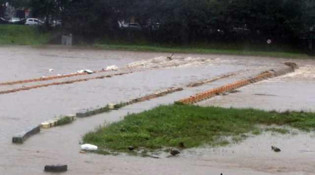 14일 오후 대전 동구 대전천 인근 하상도로가 많은 비에 잠겨 있다. ⓒ연합뉴스