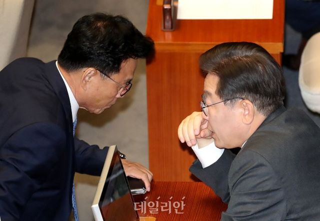 이재명 더불어민주당 대표와 박광온 원내대표가 지난달 30일 오후 국회에서 열린 본회의에서 무언가 논의하고 있다. ⓒ데일리안 박항구 기자