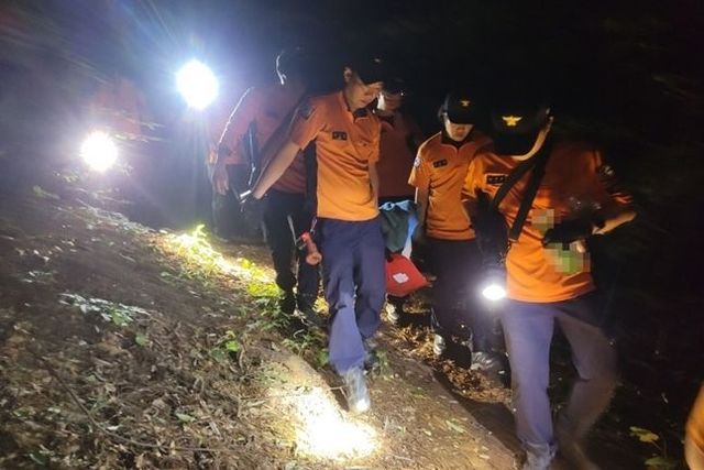 파주소방서 대원들이 실종 여성을 구조해 산을 내려오고 있다.ⓒ파주소방서