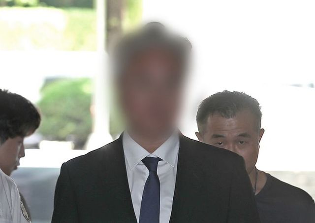 알펜시아 리조트 입찰 담합 등에 관여한 혐의를 받는 KH그룹 자금 총괄부사장 김모씨가 19일 오전 서울 서초구 서울중앙지방법원에서 열린 영장실질심사에 출석하고 있다.ⓒ뉴시스