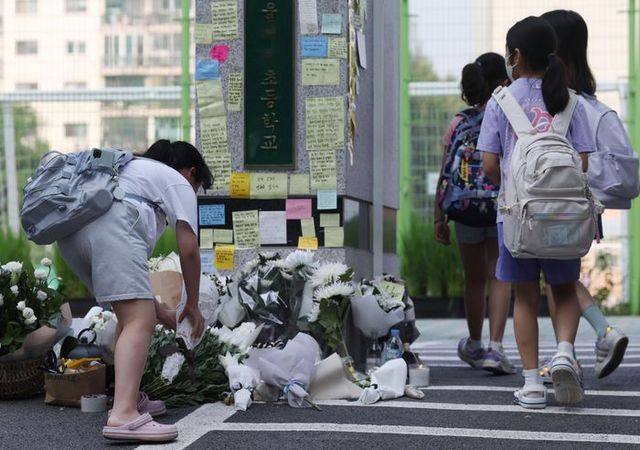 20일 오전 서초구 한 초등학교 앞에 등굣길 학생이 헌화를 하고 있다.ⓒ연합뉴스