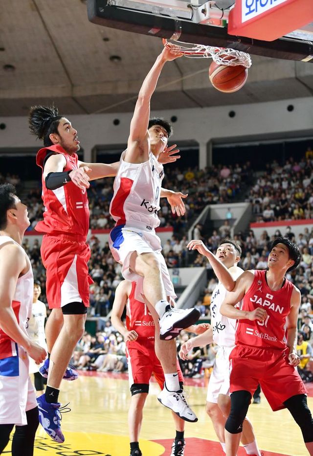 22일 서울 잠실학생체육관에서 열린 남자농구 국가대표 평가전서 하윤기가 일본을 상대로 덩크슛을 하고 있다. ⓒ 대한농구협회
