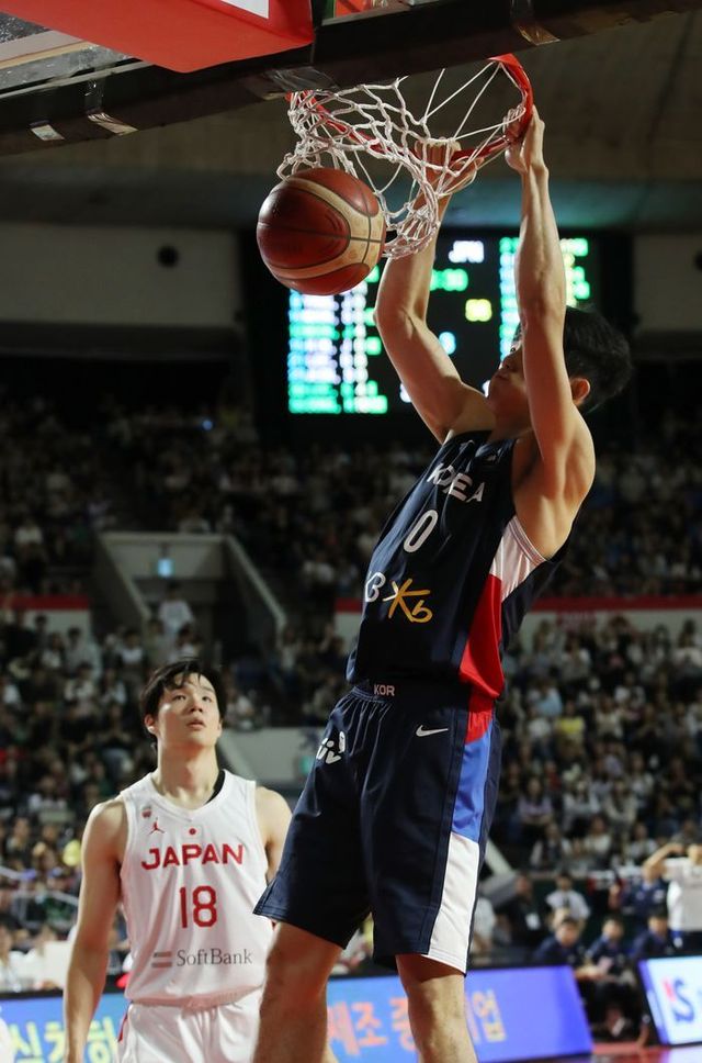 23일 서울 잠실학생체육관에서 열린 남자농구 국가대표 평가전서 하윤기가 일본을 상대로 덩크슛을 하고 있다. ⓒ 뉴시스