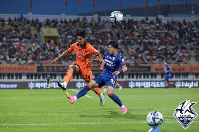 치열한 탈꼴 경쟁을 펼치고 있는 강원FC와 수원삼성. ⓒ 한국프로축구연맹