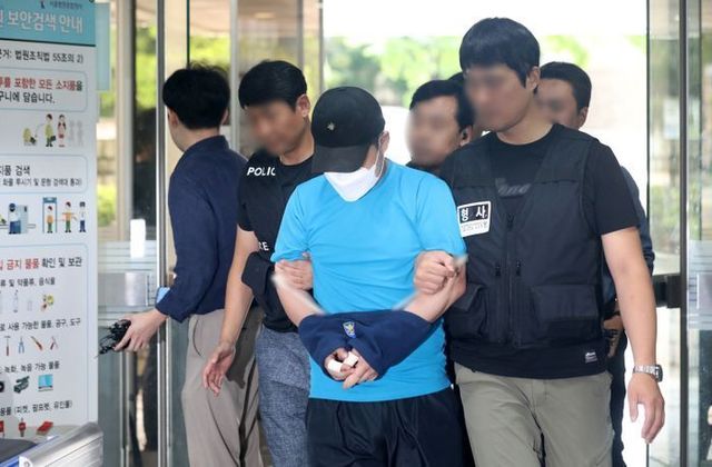 신림동 흉기난동 사건 피의자 조 모씨가 23일 서울 서초구 서울중앙지법에서 열린 구속 전 피의자심문(영장실질심사)에 출석하고 있다.ⓒ뉴시스