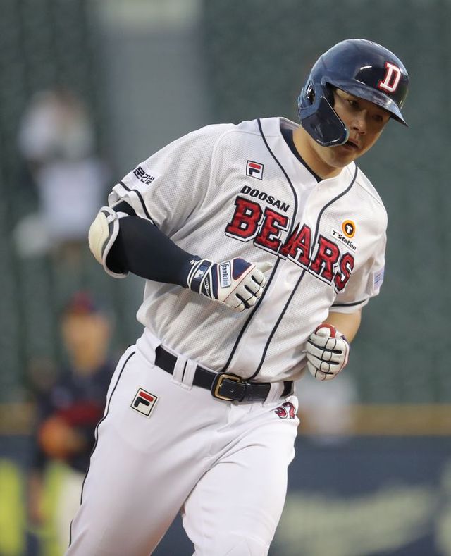 김재환이 롯데와 홈경기서 3회 투런 홈런을 치고 베이스를 돌고 있다. ⓒ 뉴시스