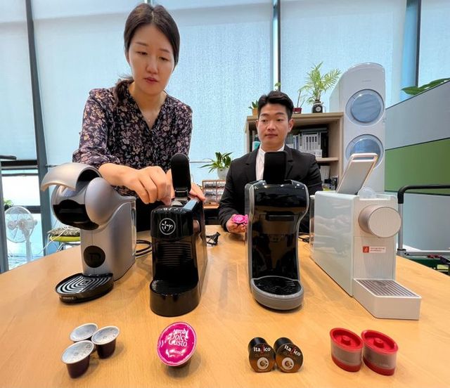 한국소비자원 관계자가 25일 오전 정부세종청사에서 시중에 파는 브랜드 캡슐커피머신 10개 제품에 대해 시험·평가한 결과를 설명하고 있다. ⓒ데일리안 맹찬호 기자