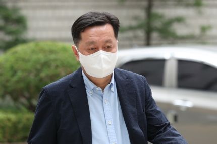 정진상 전 더불어민주당 당대표실 정무조정실장이 4일 오전 서울 서초구 서울중앙지법에서 열린 공판에 출석하기 위해 법정으로 향하고 있다.ⓒ연합뉴스