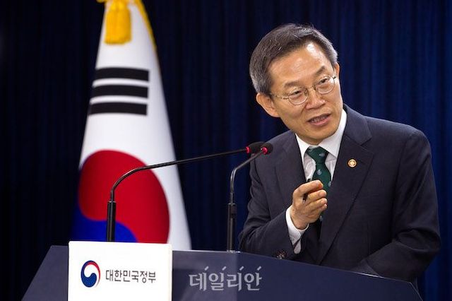 이종호 과학기술정보통신부 장관이 27일 오전 서울 종로구 정부서울청사 본관 브리핑룸에서 