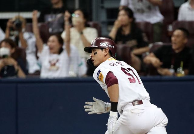 발목 수술로 항저우아시안게임 출전이 어려워진 이정후. ⓒ 뉴시스