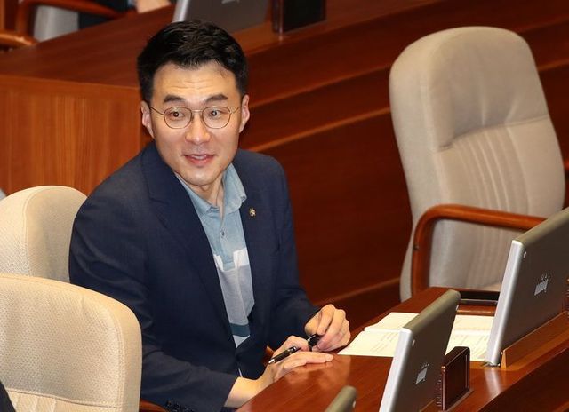 김남국 무소속 의원이 지난 18일 오후 국회에서 열린 본회의에 참석해 자리하고 있다. ⓒ데일리안 박항구 기자