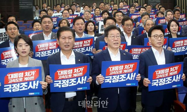 이재명 더불어민주당 대표와 박광온 원내대표를 비롯한 의원들이 지난 13일 오전 국회에서 열린 정책의원총회에서 