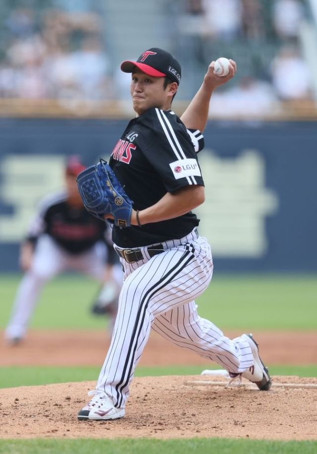 30일 두산전에 선발로 나선 최원태가 역투하고 있다. ⓒ LG트윈스