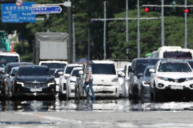 폭염 날씨가 지속되고 있는 가운데 서울 영등포구 여의도공원 앞 횡단보도에 아지랑이가 피어오르고 있다. ⓒ데일리안 홍금표 기자
