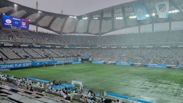 경기 전 국지성 호우로 물에 잠겼던 그라운드. ⓒ 데일리안 김윤일 기자