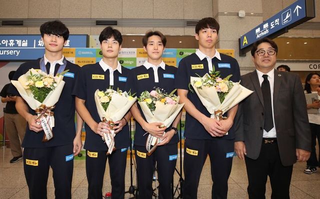 2023 후쿠오카 세계수영선수권대회 남자 계영 800m 결승에서 한국기록을 갈아치우며 6위를 차지한 황선우(왼쪽부터), 이호준, 김우민, 양재훈이 31일 오후 인천국제공항 제1터미널에서 귀국해 정창훈 대한수영연맹 회장과 기념촬영을 하고 있다. ⓒ 뉴시스