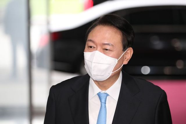 윤석열 대통령이 지난해 8월 8일 첫 여름 휴가 직후 서울 용산 대통령실 청사로 출근하며 취재진 질문에 답변하고 있다. ⓒ뉴시스