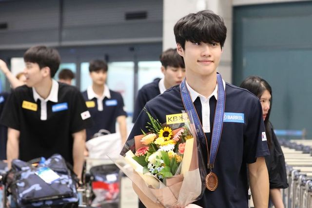 황선우를 비롯한 대한민국 경영 선수단이 31일 오후 인천국제공항 제1터미널에서 2023 후쿠오카 세계수영선수권대회를 마치고 귀국하고 있다. ⓒ 뉴시스