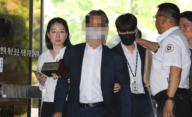 2021년 더불어민주당 전당대회 돈봉투 살포 의혹과 관련해 송영길 캠프의 자금관리 총책으로 지목된 전직 보좌관 박모 씨가 지난 3일 서울 서초구 서울중앙지법에서 열린 구속 전 피의자 심문(영장실질심사)에 출석하고 있다.ⓒ뉴시스