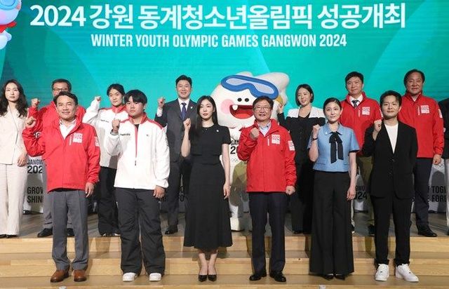 박보균 문체부 장관, 진종오·이상화 공동조직위원장, 홍보대사 김연아 등이 6일 서울 송파구 올림픽파크텔에서 열린 2024 강원동계청소년올림픽대회 G-200 계기 성공개최 기원행사에서 성공개최 기원하고 하고 있다. ⓒ뉴시스