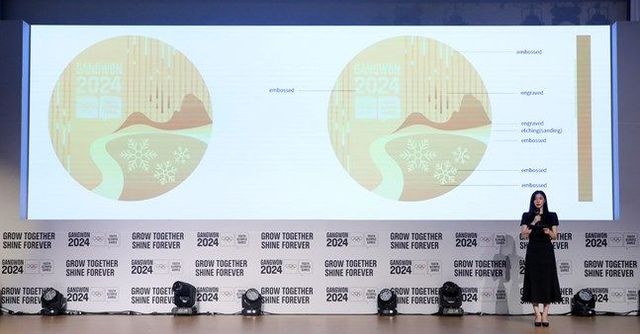 메달 소개하는 김연아. ⓒ 뉴시스