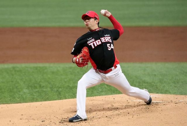 포수 김태군과 배터리 호흡을 이뤄 승리 챙긴 KIA 에이스 양현종. ⓒ 뉴시스