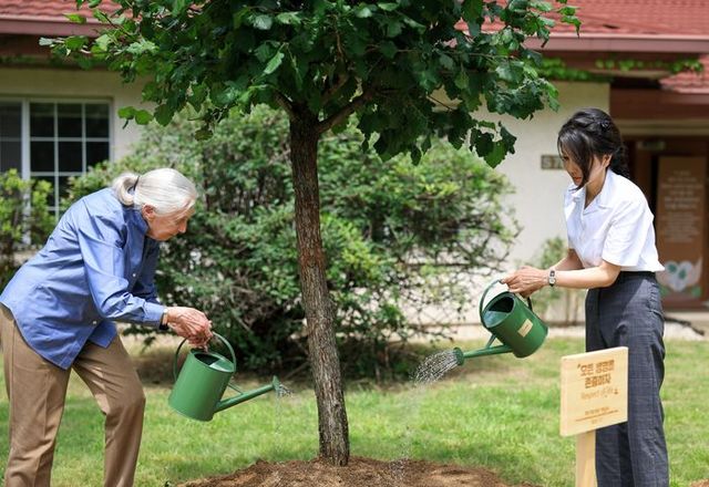 윤석열 대통령 부인 김건희 여사가 7일 서울 용산어린이정원 내 조성 예정인 