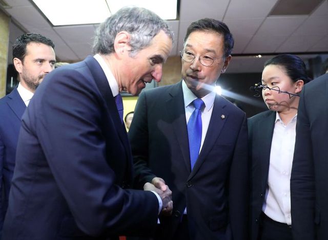 위성곤 더불어민주당 후쿠시마 원전오염수 해양투기저지 대책위원회 위원장이 9일 오전 서울 여의도 국회에서 라파엘 그로시 IAEA 사무총장과 면담하기 전 인사하고 있다. ⓒ뉴시스