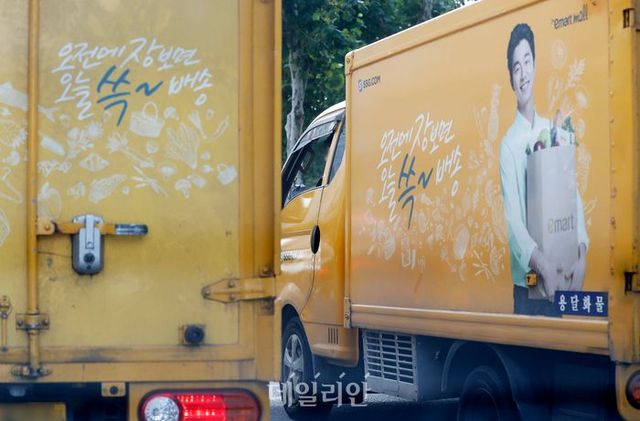 서울 시내 도로에서 한 온라인 쇼핑몰 택배 차량이 이동하고 있다. ⓒ뉴시스